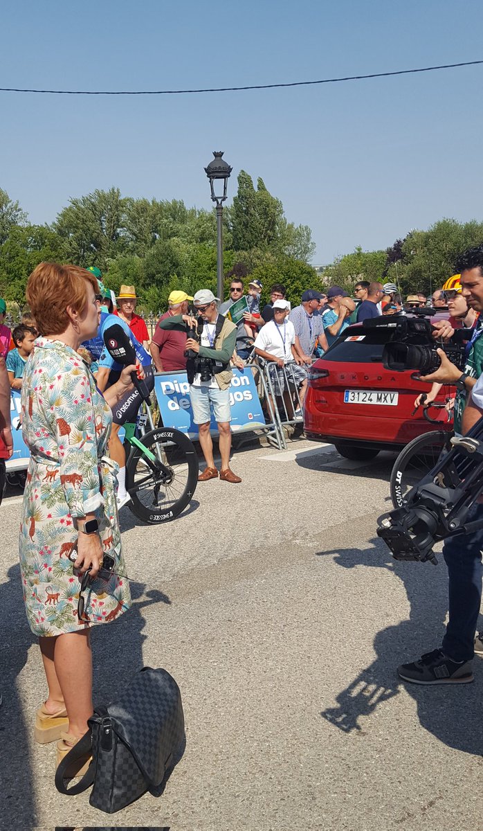 Aquí tenemos , en otra faceta ciclista <a href="/Ladeburgostv/">La de Burgos TV</a>
,  a la gran reportera  <a href="/Guajardo_Monica/">Monica Guajardo</a> 😍 previa
salida 1a etapa  Olmillos de Sasamón- Burgos   XLVII <a href="/VueltaBurgos/">Vuelta a Burgos</a>   #VueltaBurgos