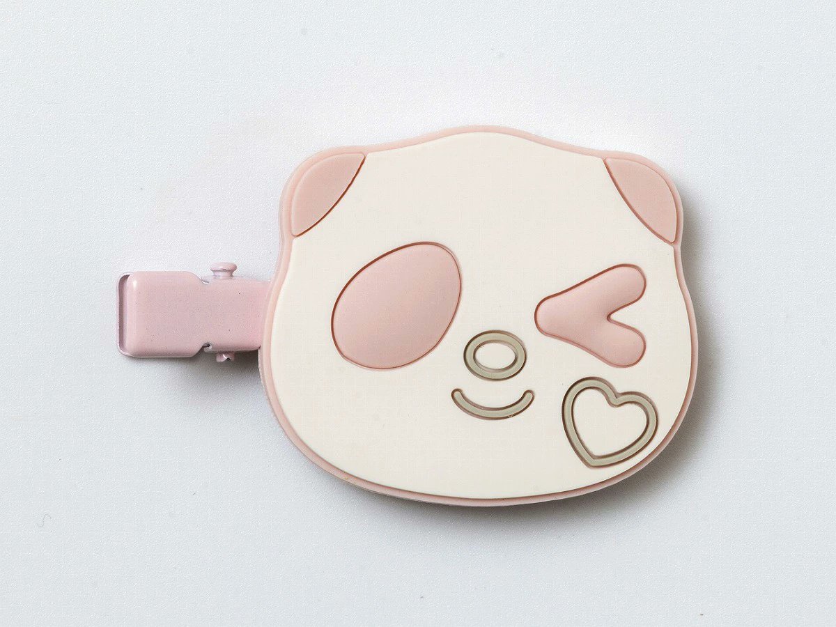 『さくさくぱんだ フェイスポーチ＆ヘアクリップBOOK』

フェイスポーチはコスメや小物を入れて使うのはもちろん、付属のハンドルでバッグにつけてもかわいい✨
ヘアクリップはクリップ部分が取り外せるので、左右どちら側にも使える2WAY仕様です。
goodslog.info/44628/