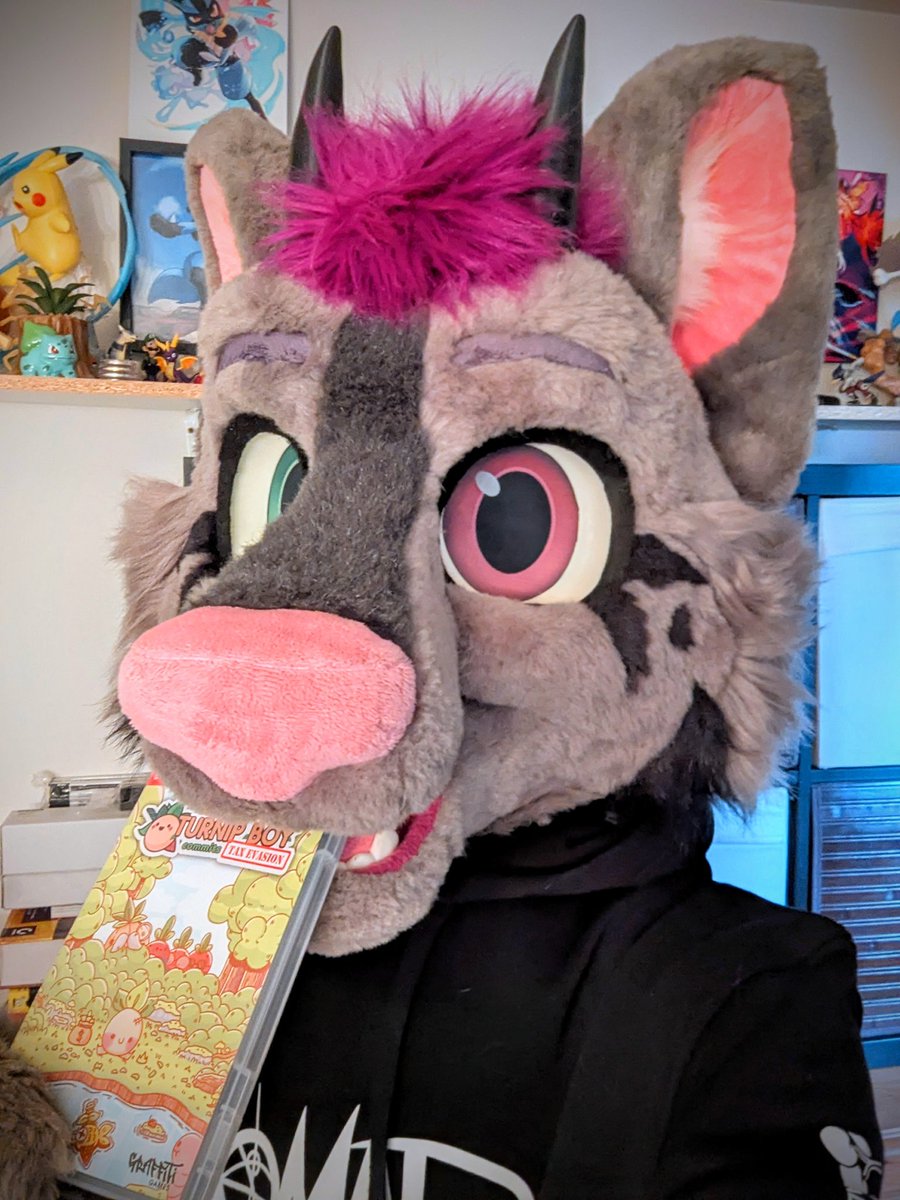 FolfStructure's tweet image. I need to eat more vegetables. Am I doing it right ? 😲 - #folf #furry #furries #fursuit #lemonbrat #lemonbratfursuit