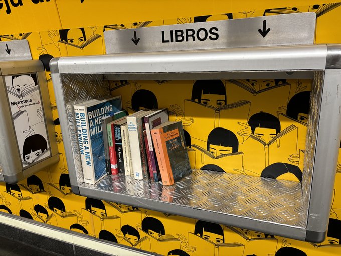 👏 ¡Estrenamos Metroteca en Puente de Vallecas!

📚 Si quieres intercambiar los libros que ya te has leído por otros nuevos, recuerda que puedes hacerlo en diferentes estaciones de la red de Metro.

👉 Elige la tuya: metromadrid.es/es/viaja-en-me…

#CulturaEnMetro