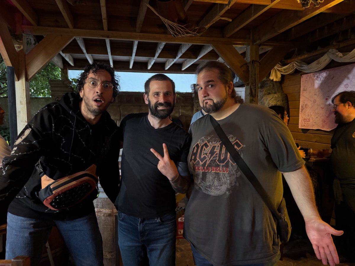 J’en reviens pas d’avoir RT ça et le soir même d’avoir pris cette photo.
Vous vous rendez pas compte de la joie. J’admire Seb mais Karim Debbache c’est une source continuelle d’admiration, j’ai même parlé de lui dans mon mémoire de fin d’étude et du syndrome de Mac en psychologie