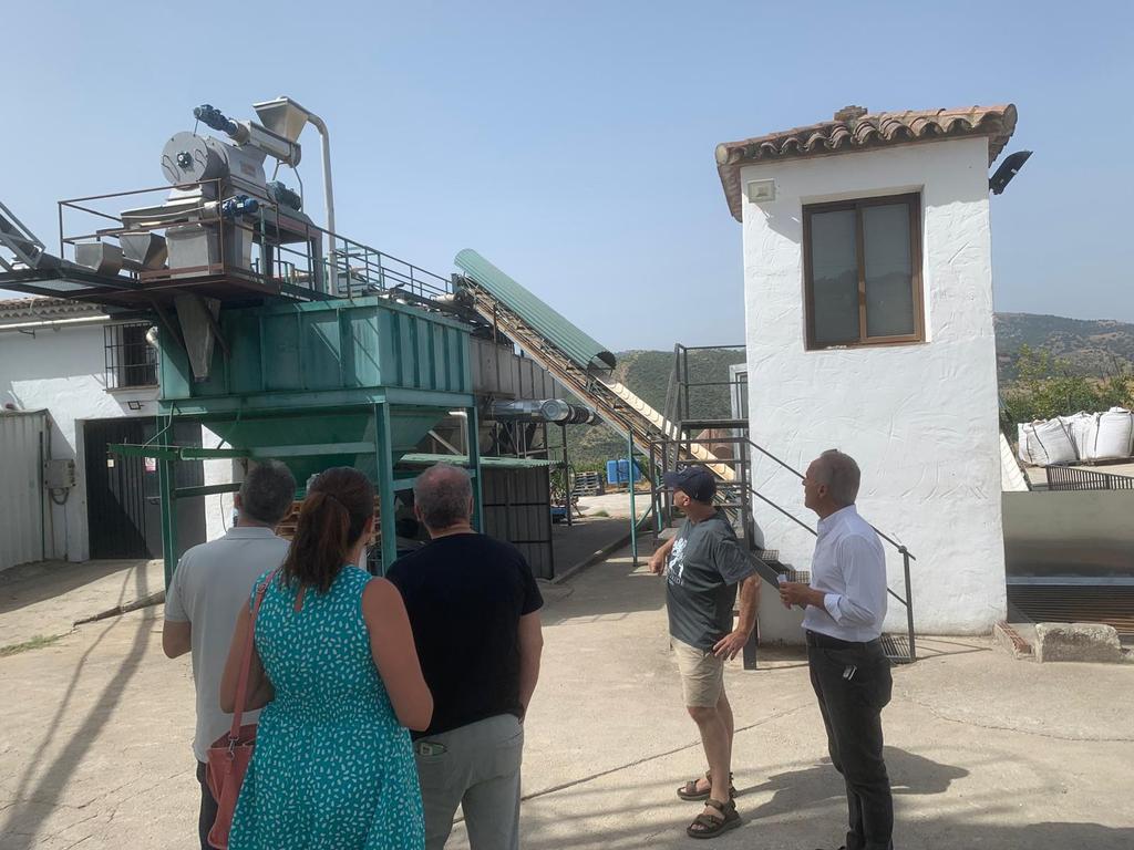 🫒 Está mañana visito la Almazara en Zahara de la Sierra, junto a su alcalde.

👉 Comprobamos como gracias a los Fondos Europeos dl gobierno d <a href="/sanchezcastejon/">Pedro Sánchez</a>, las  pequeñas almazaras pueden modernizarse, apostar pr la sostenibilidad y mirar al futuro con esperanza