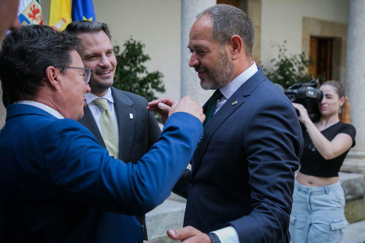 Guillermo Santamaría (@guisantamaria) on Twitter photo Bienvenido al Gobierno de <a href="/MGuardiolaM/">María Guardiola</a>, Francisco José Ramírez.
Gracias por tu compromiso al frente de la Consejería de Gestión Forestal y Mundo Rural, que es clave para seguir construyendo una Extremadura más verde, viva, sostenible y próspera en el ámbito rural. Bienvenido al Gobierno de <a href="/MGuardiolaM/">María Guardiola</a>, Francisco José Ramírez.
Gracias por tu compromiso al frente de la Consejería de Gestión Forestal y Mundo Rural, que es clave para seguir construyendo una Extremadura más verde, viva, sostenible y próspera en el ámbito rural.