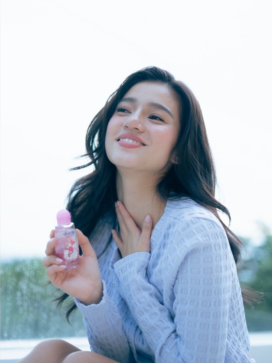 BELLELIEVERS OFFICIAL (@bellelieversofc) on Twitter photo 080525 <a href="/bellemariano02/">Belle Mariano</a> IG Post Update!
"Rain or shine, I always make sure my sweetness shines through ๐งโจ๏ธ๐.
With the rainy season in full swing, it's easy to get caught up in the gloom, but Juicy Cologne keeps me feeling fresh and confident, no matter how on-the-go I am ๐ซถ 080525 <a href="/bellemariano02/">Belle Mariano</a> IG Post Update!
"Rain or shine, I always make sure my sweetness shines through ๐งโจ๏ธ๐.
With the rainy season in full swing, it's easy to get caught up in the gloom, but Juicy Cologne keeps me feeling fresh and confident, no matter how on-the-go I am ๐ซถ