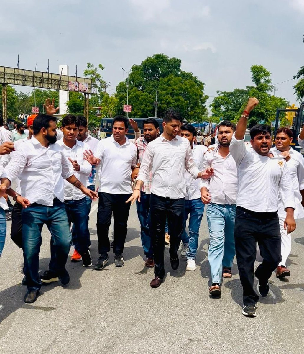 Omsingh dewasi Jnvu (@jnvuomsingh) on Twitter photo #छात्रसंघ_चुनाव_बहाली मांग को लेकर <a href="/nsui/">NSUI</a> के राष्ट्रीय अध्यक्ष <a href="/varunchoudhary2/">Varun Choudhary</a> जी के साथ मुख्यमंत्री आवास घेराव के दौरान
<a href="/ashokgehlot51/">Ashok Gehlot</a> <a href="/SachinPilot/">Sachin Pilot</a> <a href="/NSUIRajasthan/">NSUI Rajasthan</a> <a href="/VinodJakharIN/">VINOD JAKHAR</a> <a href="/NirmlChoudhary/">Nirmal Choudhary</a>
#NSUI_मांगे_छात्रसंघ_चुनाव #varunchoudhary #Jaipur #NirmalChoudhary #NSUI #छात्रसंघ_चुनाव_बहाली मांग को लेकर <a href="/nsui/">NSUI</a> के राष्ट्रीय अध्यक्ष <a href="/varunchoudhary2/">Varun Choudhary</a> जी के साथ मुख्यमंत्री आवास घेराव के दौरान
<a href="/ashokgehlot51/">Ashok Gehlot</a> <a href="/SachinPilot/">Sachin Pilot</a> <a href="/NSUIRajasthan/">NSUI Rajasthan</a> <a href="/VinodJakharIN/">VINOD JAKHAR</a> <a href="/NirmlChoudhary/">Nirmal Choudhary</a>
#NSUI_मांगे_छात्रसंघ_चुनाव #varunchoudhary #Jaipur #NirmalChoudhary #NSUI
