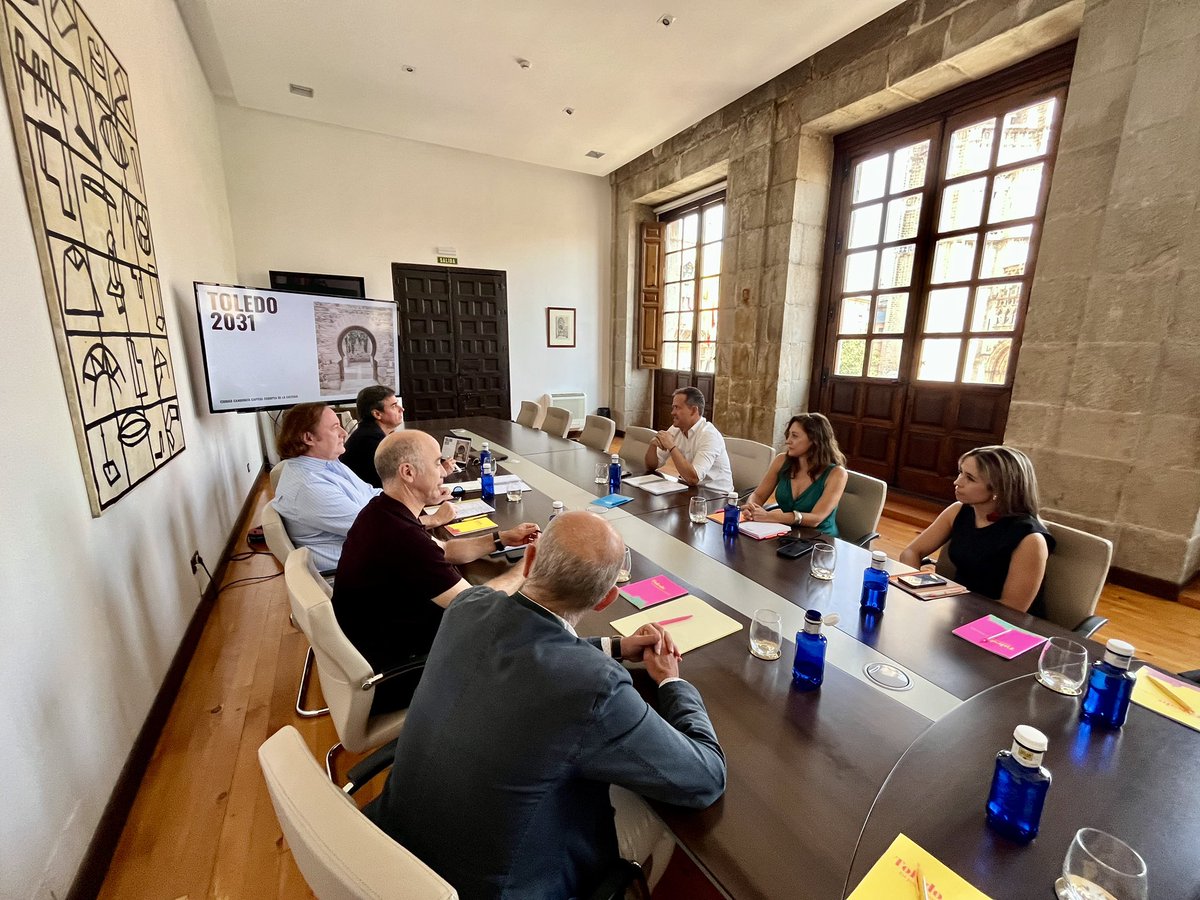 cvelazquezromo's tweet image. A veces uno se detiene a pensar y se da cuenta de que solo este camino ya está mereciendo la pena.

➡️ Reunión de trabajo con parte del equipo que está dando forma a la candidatura de #Toledo como #CapitalEuropeadelaCultura2031.
Junto a Emilio Martínez, Sonia Casado, Tomás Alía,…