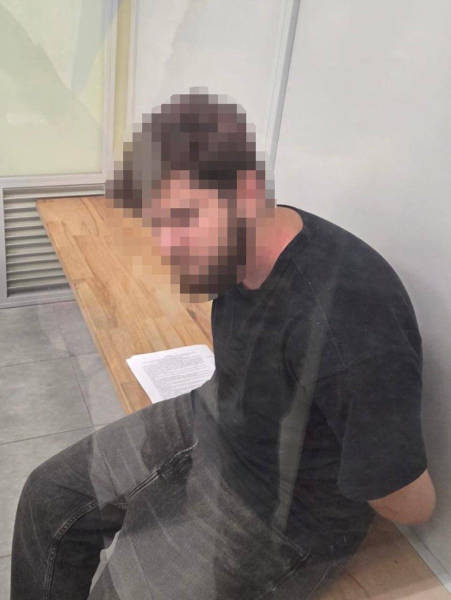 olddog100ua's tweet image. SBU detained an FSB agent who was helping Russia target Kyiv in real-time.

24-year-old Andriy Vasilevskyi, an IT worker at Poplavskyi University, was recruited by Russian intel to set up “video traps” in Kyiv high-rises.

The FSB paid for his taxis, rent, phones &amp;amp; spy gear via…