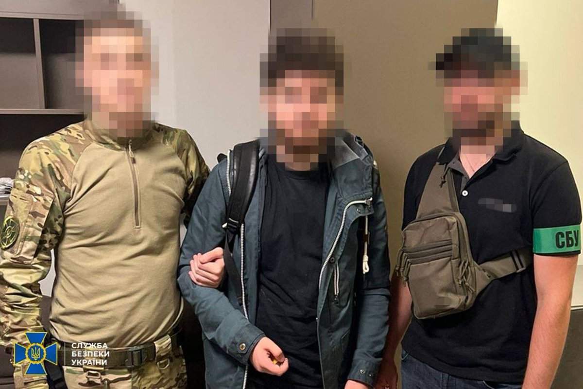 olddog100ua's tweet image. SBU detained an FSB agent who was helping Russia target Kyiv in real-time.

24-year-old Andriy Vasilevskyi, an IT worker at Poplavskyi University, was recruited by Russian intel to set up “video traps” in Kyiv high-rises.

The FSB paid for his taxis, rent, phones &amp;amp; spy gear via…