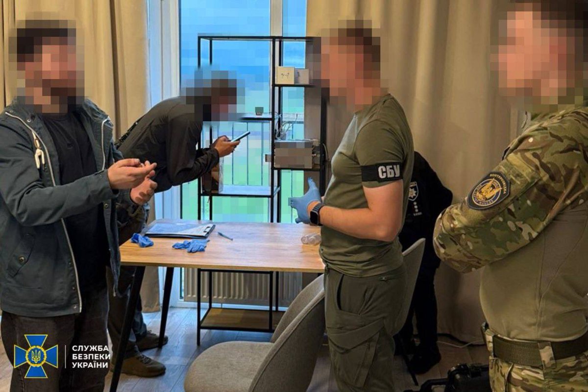 olddog100ua's tweet image. SBU detained an FSB agent who was helping Russia target Kyiv in real-time.

24-year-old Andriy Vasilevskyi, an IT worker at Poplavskyi University, was recruited by Russian intel to set up “video traps” in Kyiv high-rises.

The FSB paid for his taxis, rent, phones &amp;amp; spy gear via…