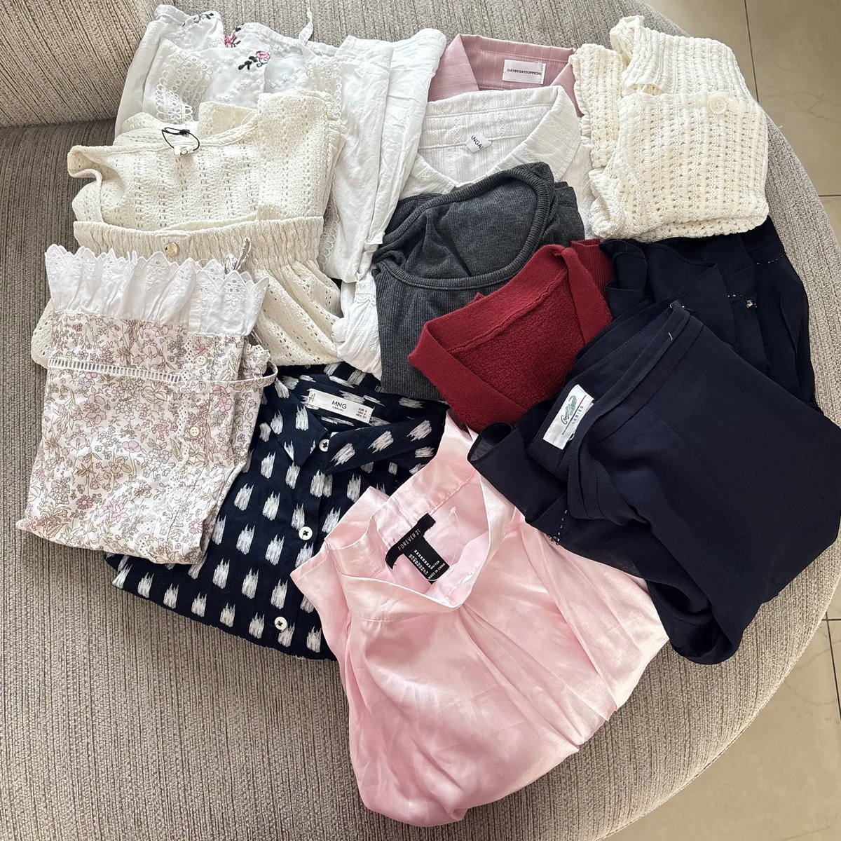 Hi! aku mau up baju preloved
🧺 atasan mango, rok f21, cardi, kemeja, dan vest
🧸start 15k masih beberapa kali pake aja
🍊 link aku drop dibawah *bisa req svid 
💗 first pay first get ya^^
🏡 dom jkt barat