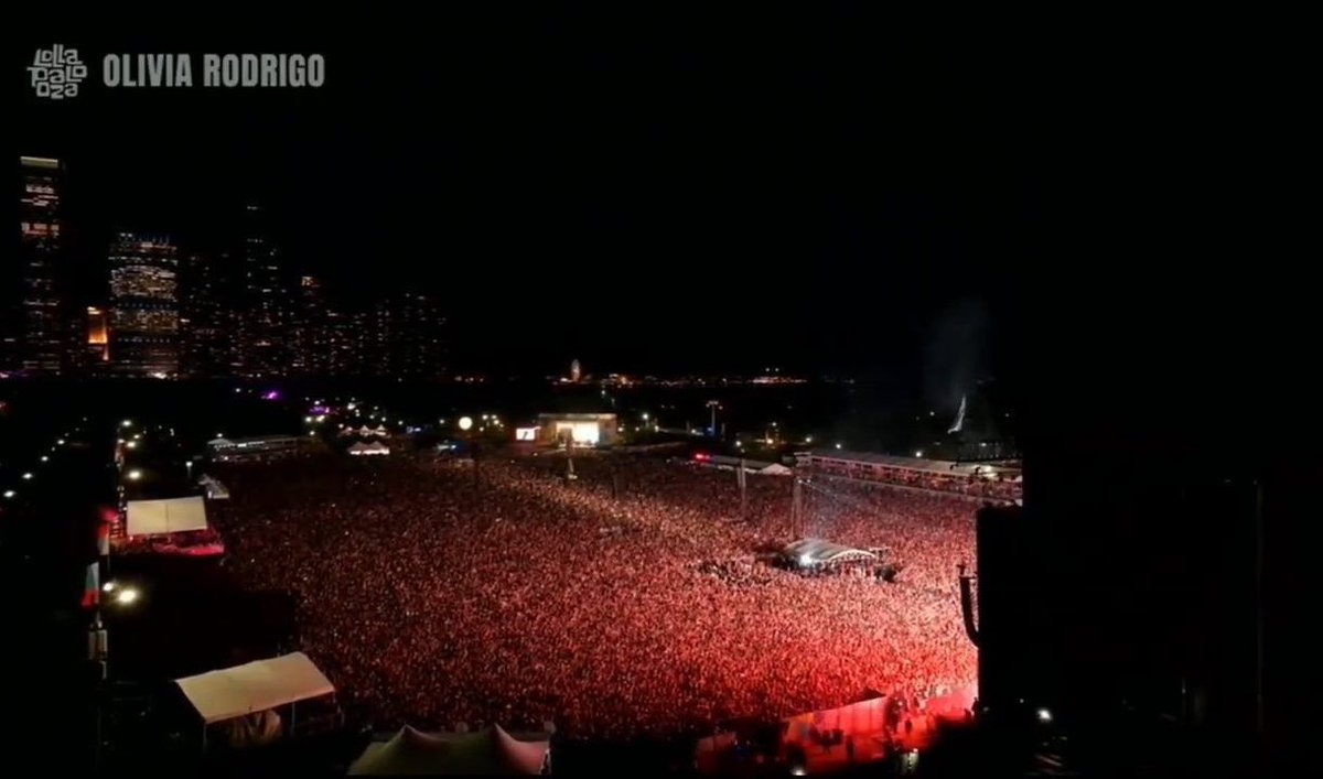 Olivia Rodrigo obteve o MAIOR PÚBLICO da HISTÓRIA de um show PRINCIPAL no Lollapalooza Chicago, com mais de 115 MIL pessoas presentes.