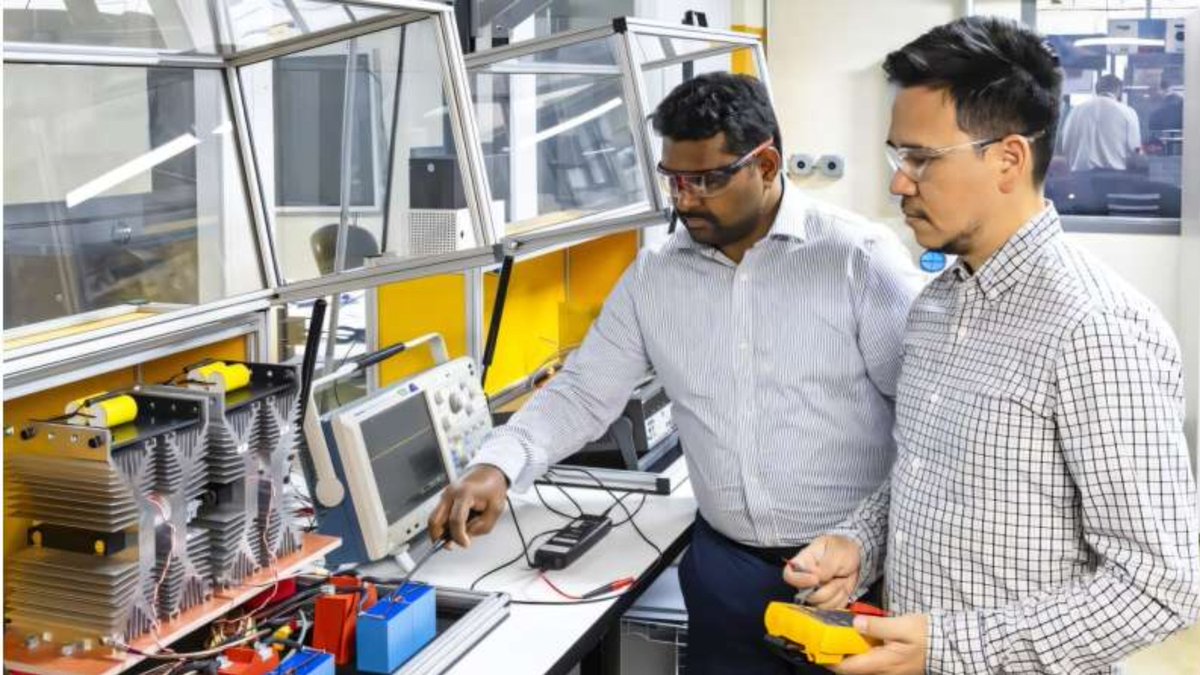 fizikhaber.com/2025/08/devre-… 

Oak Ridge Ulusal Laboratuvarı'ndaki (ORNL) araştırmacılar, modern ABD elektrik şebekesini modernize etmek için daha yüksek düzeylerde doğru akımı (DC) verimli ve uygun maliyetli bir şekilde yönetebilen gelişmiş orta gerilim devre kesicileri