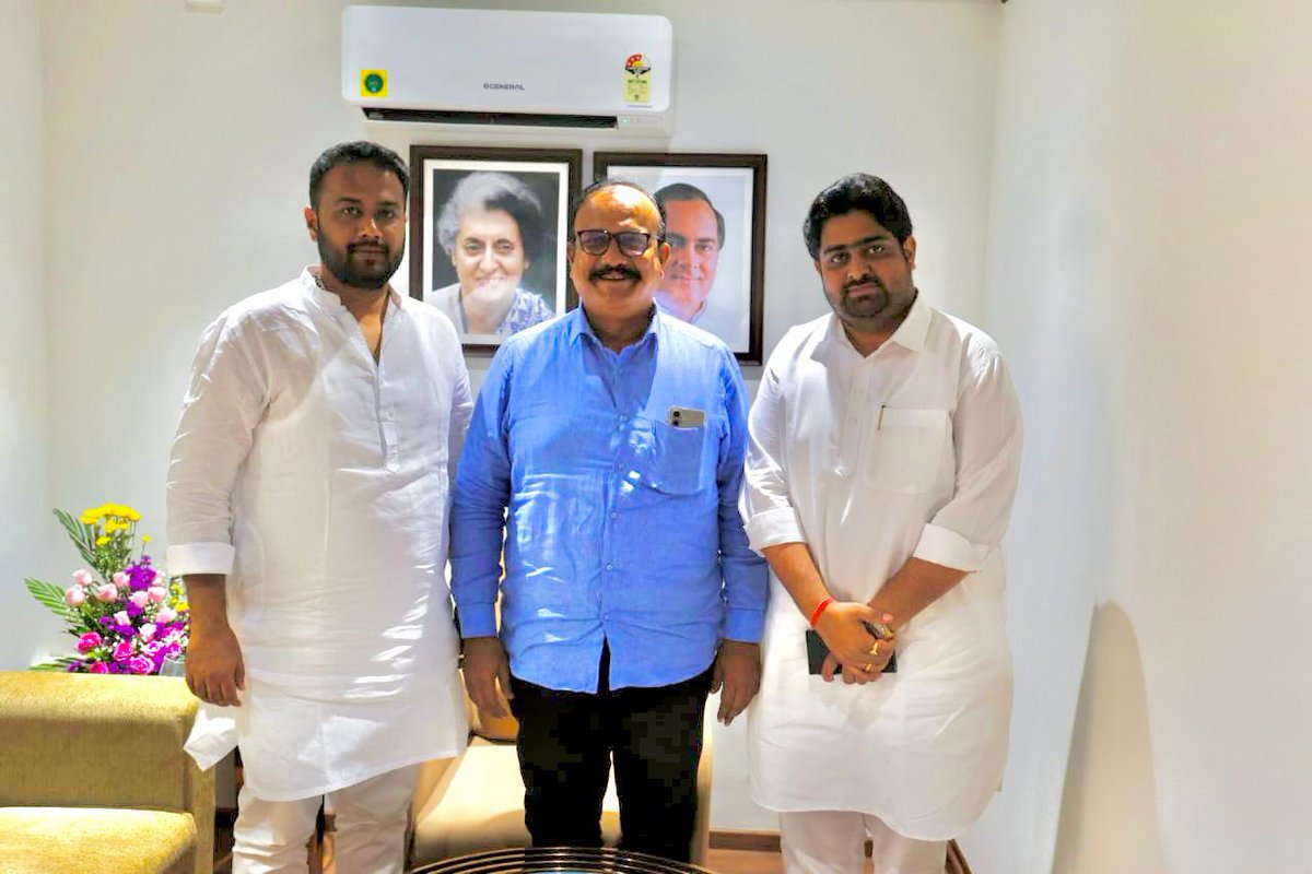 imshivrajmore's tweet photo. आज महाराष्ट्र प्रदेश काँग्रेस कमिटीचे प्रदेशाध्यक्ष, आमचे मार्गदर्शक, मा. हर्षवर्धन सपकाळ साहेब यांची मुंबई येथील प्रदेश मुख्यालयात भेट घेऊन युवक काँग्रेसच्या वतीने सत्कार केला व आर्शिवाद घेतले.

यावेळी महाराष्ट्र प्रदेश युवक काँग्रेसचे पदाधिकारी मोठ्या संख्येने उपस्थित होते. @IYC  @IYC @INCHarshsapkal @INCIndia @INCMaharashtra