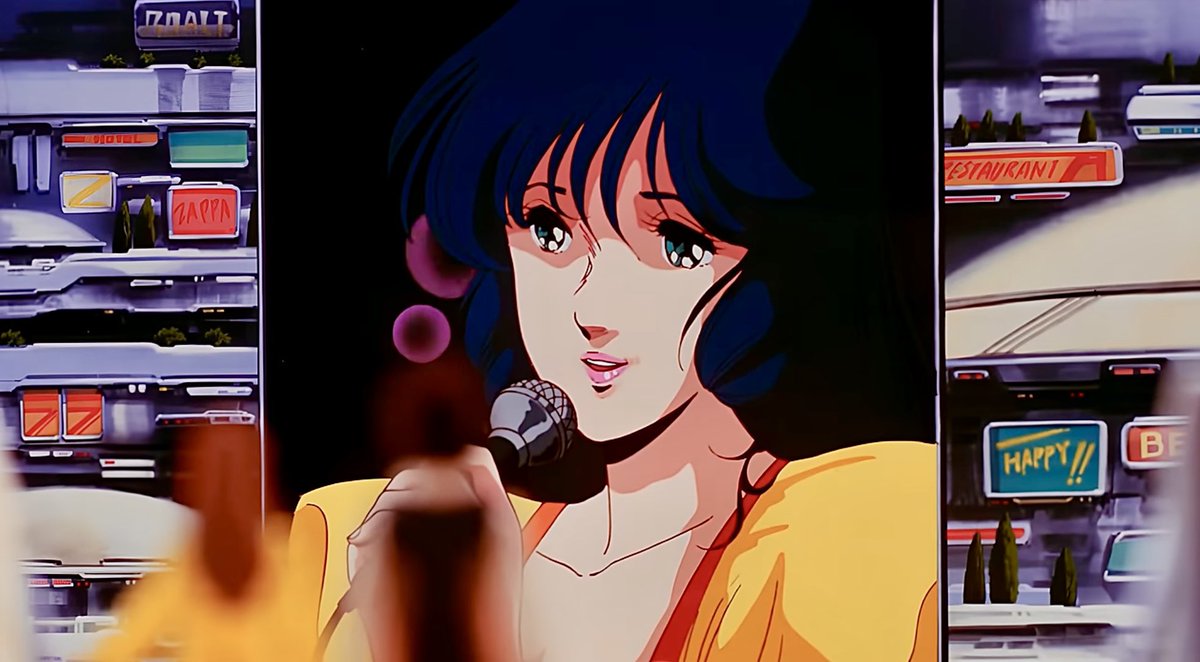 ミンメイの歌を振り返るお話。『シルバームーン・レッドムーン』1人カフェで来ない相手を待ち続ける､､､そんな歌ですが、歌詞にある『上海ダンディ』はTV版のカイフンのこと。作詞の岩田氏曰く「彼が可哀想な役回り』で、ミンメイも少しは気に留めているよと言う励ましの歌だったとか😅　＃マクロス