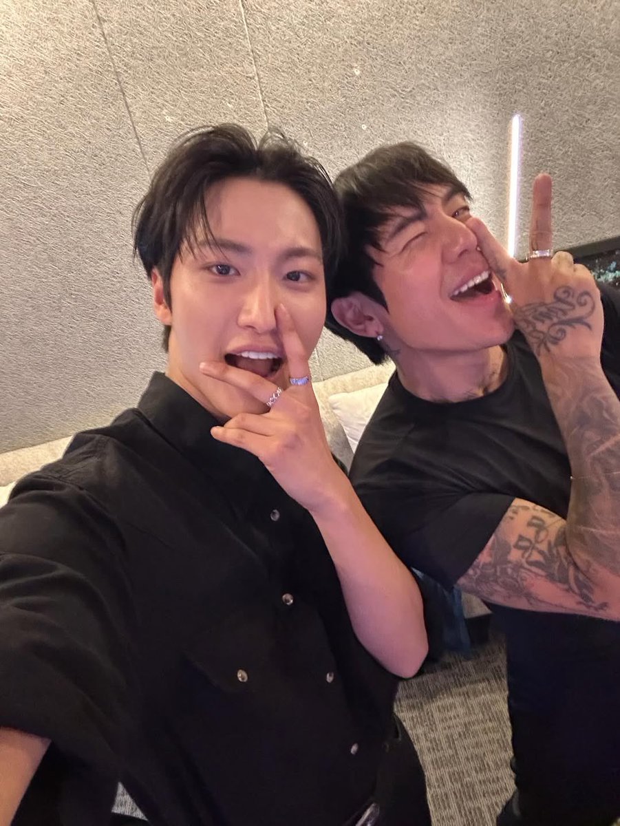 sillypak's tweet image. I FEEL TERRIBLY SORRY FOR MY NEIGHBORS WHO JUST WOKE UP FROM THE SCREAM I JUST SCRUMPA DUMPED AT 7AM LOOKING AT THIS,!?!,!^!^! 🥹😭🥹😭🥹😭🥹😭🥹😭🥹😭🥹😭👹👹👹👹🥹😭🥹😭🥹😭🥹😭🥹😭🥹😭 SEONGHWA DPR IAN. NO LIKE IM DREAMING. SOBBING. IM DREAMTINY. !!!!!!!!!! #DPRIAN #SEONGHWA