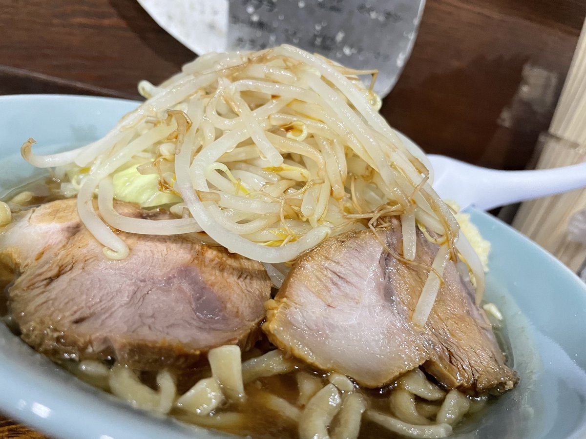 こんばんは！
ハピドリの千原です！🏎️🏝️

すっかり夏の暑さにやられてしまい…
少し投稿があいてしまいました😅

久しぶりのポスト、どうか許してください😊

そんな中、今日は体力回復の一杯！
極厚チャーシューとシャキシャキもやしで、
しっかり元気チャージしてきました🔥🍜