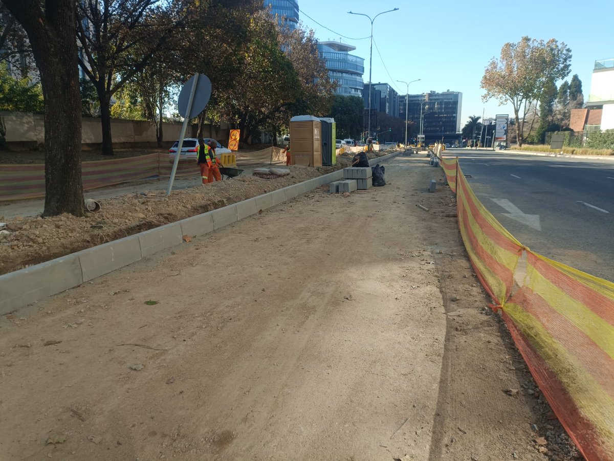 🚧 Katherine Street BRT Roadworks Update 🛣️

Progress continues along Katherine Street as part of the Rea Vaya Phase 1C corridor! Here’s what’s happening on the ground:

🔹 Kerbing is currently underway
🔹 Channel installation set to begin next week
🔹 At the intersection, crews