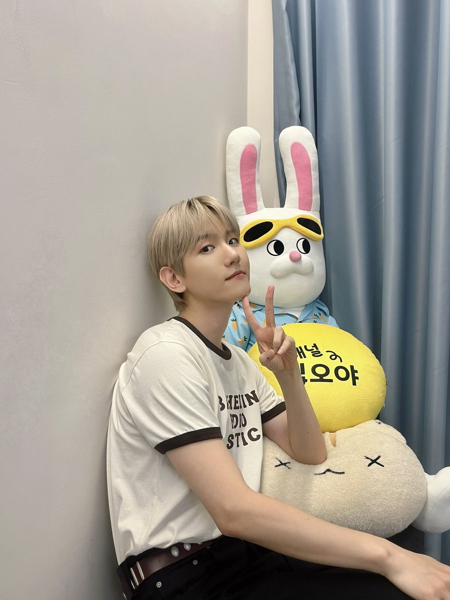 오늘의 깜짝 라이브! 어떠셨나요?😊
다른 출연진 분들과 함께 해서 더욱 즐거운 촬영이었습니다! 내일 대탈출 본방사수도 잊지 말기!!👀

#백현 #BAEKHYUN