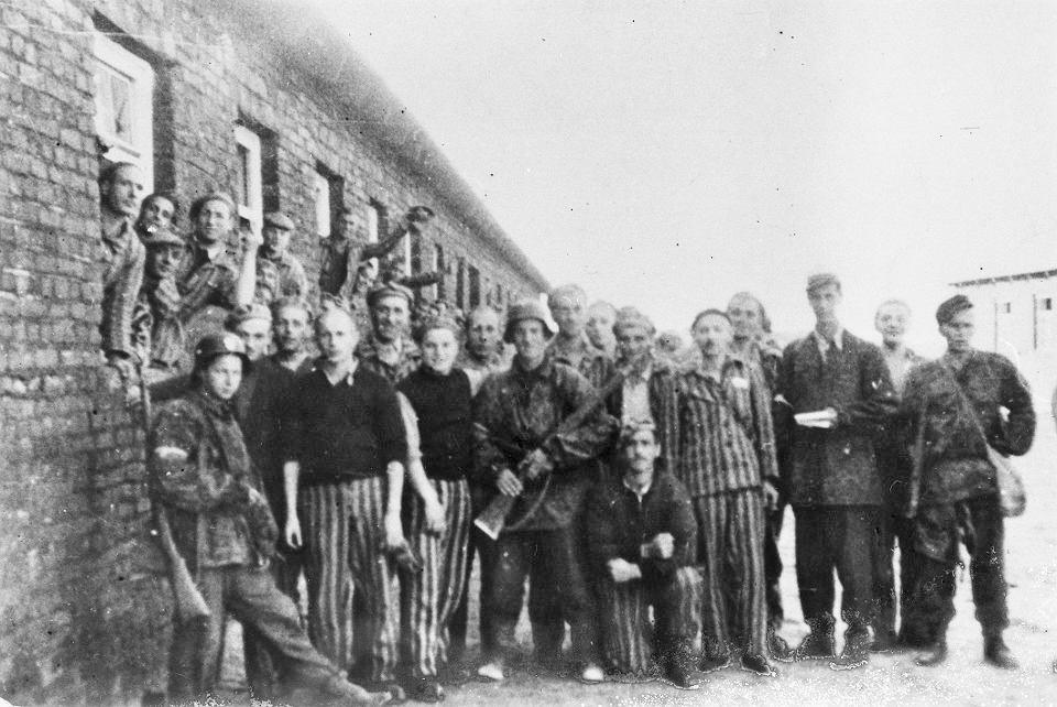 5 August 1944 | During Warsaw Uprising the 'Zośka' battalion of the Home Army freed some 350 Jews from KL Warschau (so-called Gesiowka camp). The vast majority of released Jewish prisoners took part in the uprising, many of them dying during the fighting. en.wikipedia.org/wiki/Warsaw_co…
