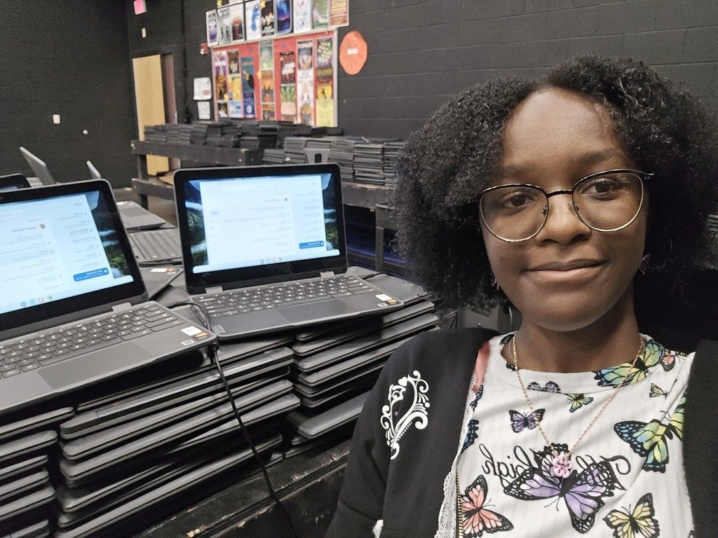 ReNaya Williams is a rising senior at Grassfield High School who participated in the Grow Our Own internship program this summer. She said about the program, “It was a great experience!” #CPSCelebrates 

 Post made by Department of Communications Student Intern: Morgan McCray