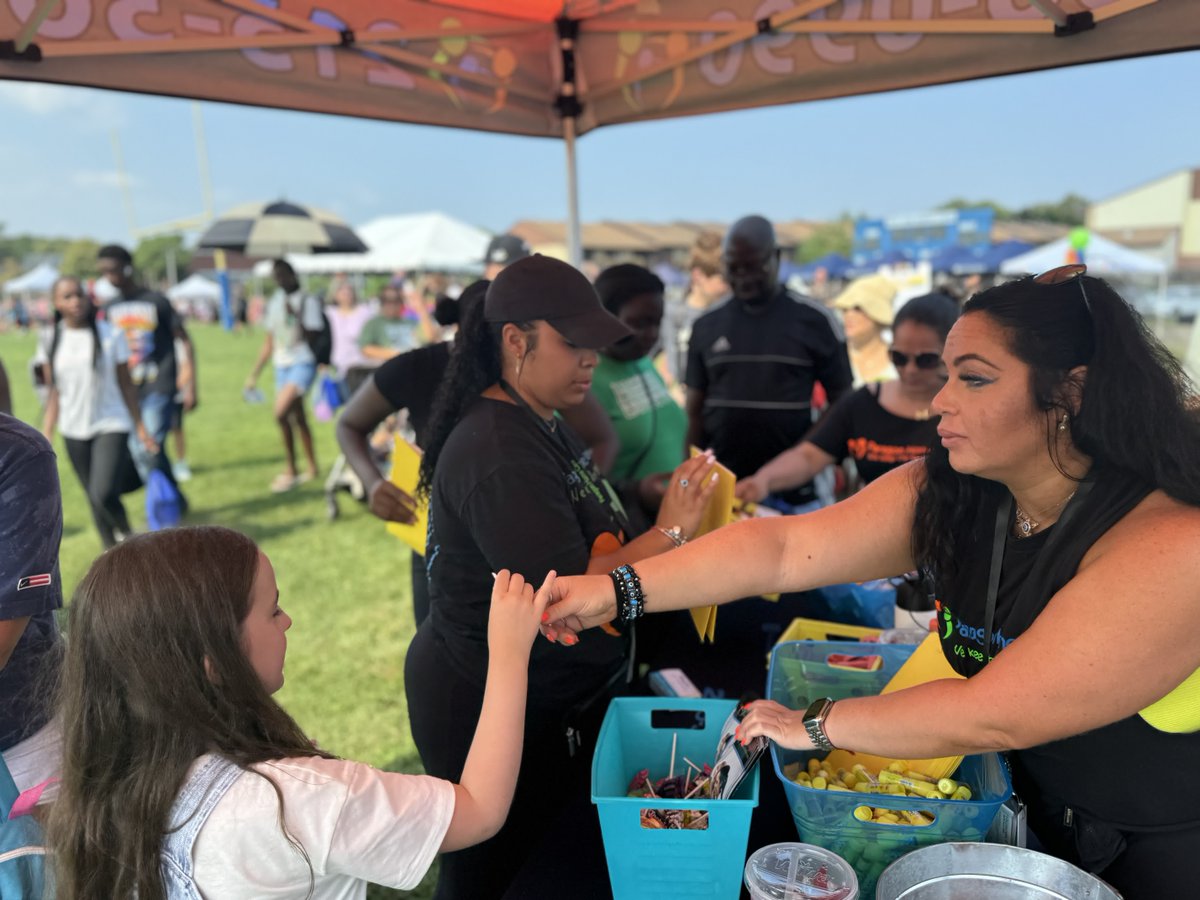PHLschools's tweet image. It&apos;s always a good time at the George Washington HS bus tour stop! Stop by tomorrow to get a free backpack and everything you need to start the school year st... philasd.org/ringthebell

@ibxfdn @classixphilly @rnbphilly @fundphlschools @xfinity
#SDPBusTour #RingtheBellPHL #PHLed