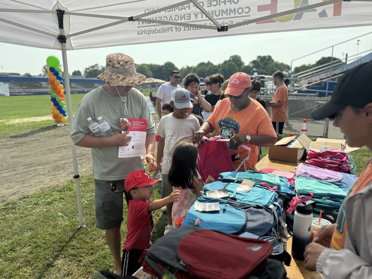 PHLschools's tweet image. It&apos;s always a good time at the George Washington HS bus tour stop! Stop by tomorrow to get a free backpack and everything you need to start the school year st... philasd.org/ringthebell

@ibxfdn @classixphilly @rnbphilly @fundphlschools @xfinity
#SDPBusTour #RingtheBellPHL #PHLed