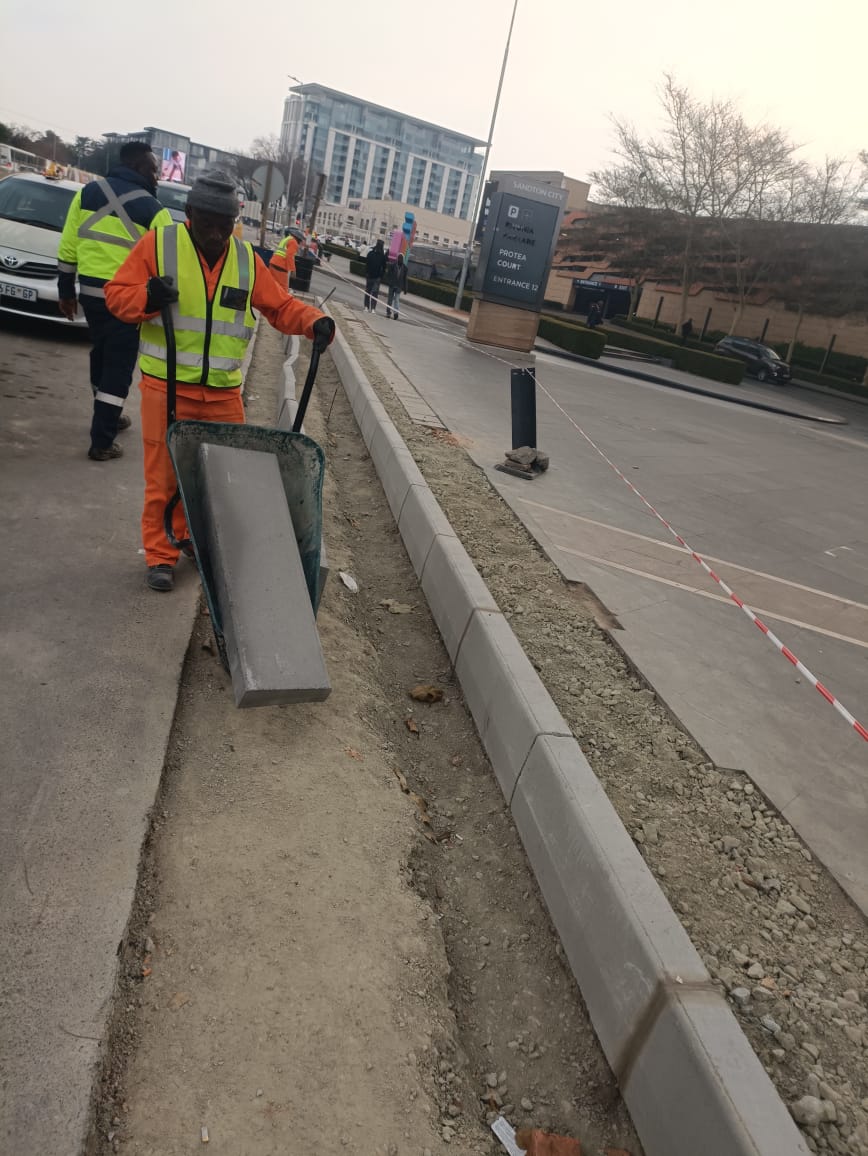 🚧 Rivonia Road BRT Upgrade Update 🛠️

Steady progress continues on Rivonia Road as part of the Rea Vaya Phase 1C infrastructure rollout:

✅ Kerbing and channeling works are ongoing
🔄 Kerb inlets are being relocated
🛣️ Asphalt surfacing on widening sections scheduled for next