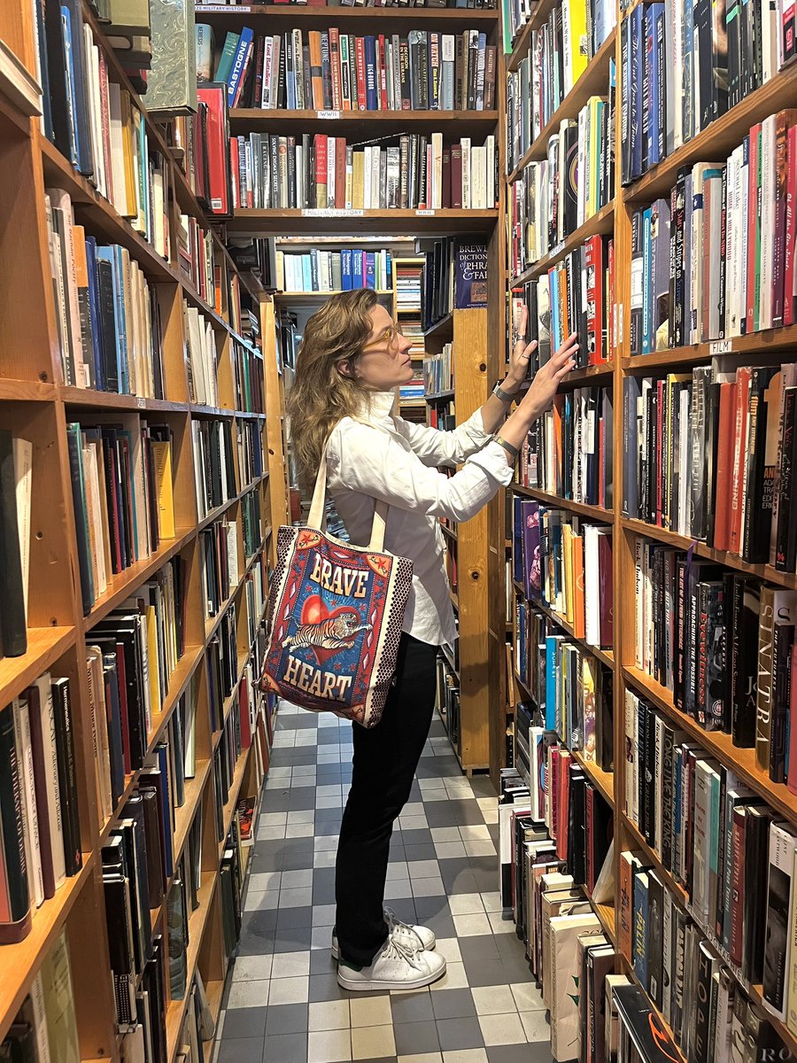 Maria Jose Castaño (@maria_mimia) on Twitter photo Hay que comprar libros como se compran semillas. Hay que comprar libros como se compran semillas.