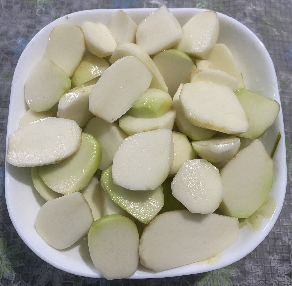 आज ग़नीले झरीविशेष तीन थरी बनाउॅंछः कर्कलो, निगुरो अनि हिजो बनाउन नभ्याएको कालो दाल+पिॅंडालु।
#Cooking is therapy.