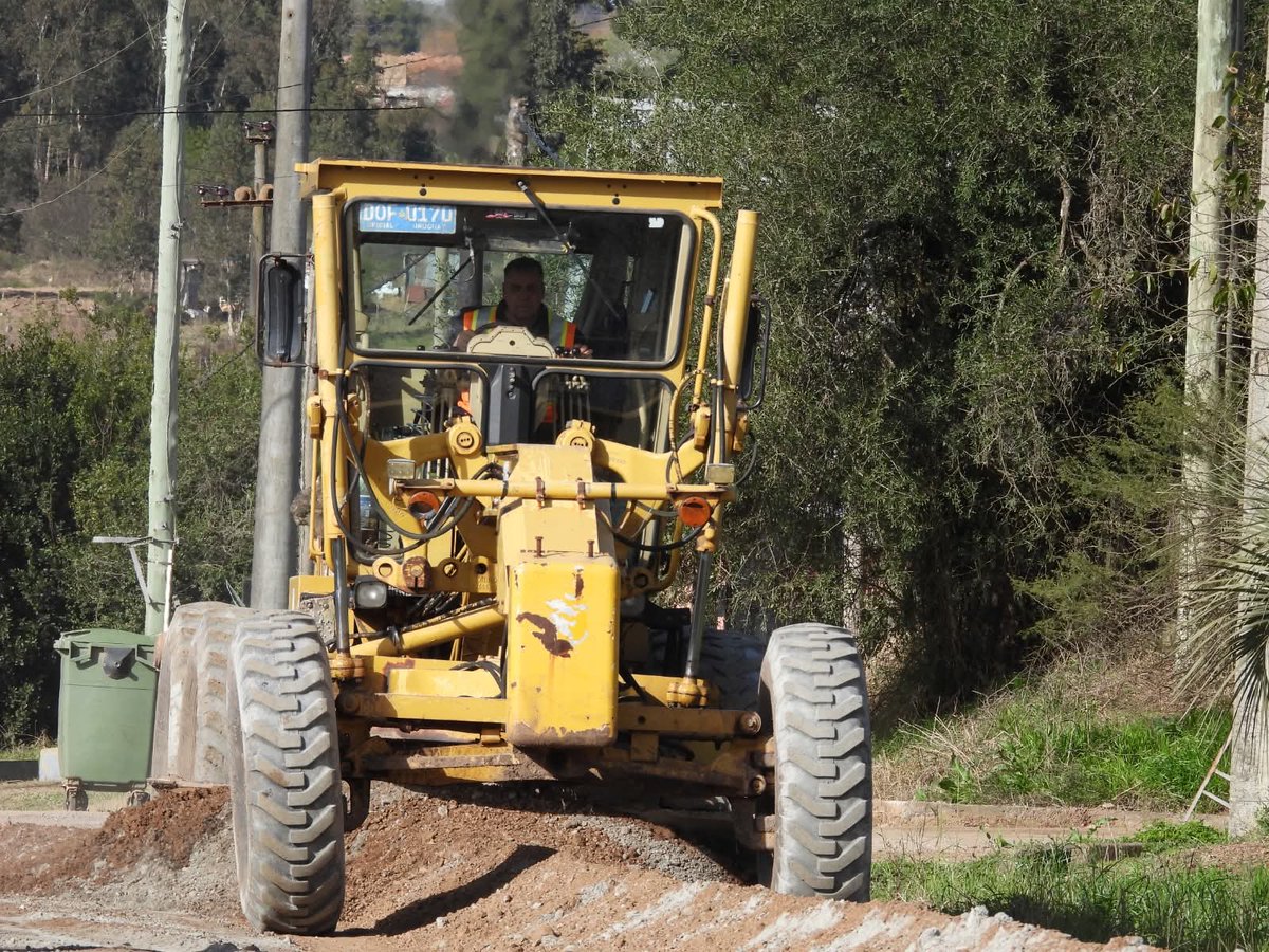 comuna33's tweet image. Cuadrillas del Gobierno de Treinta y Tres trabajan en distintos puntos de la ciudad y periferia.
.-En La Calera, estabilización de calles previo a la bituminizacion.
.-Barrio Goyenola veredas y cordones.
.-Barrio M. Isabel, poda de árboles.
._Av. Brasil, pintado de la ciclovía.