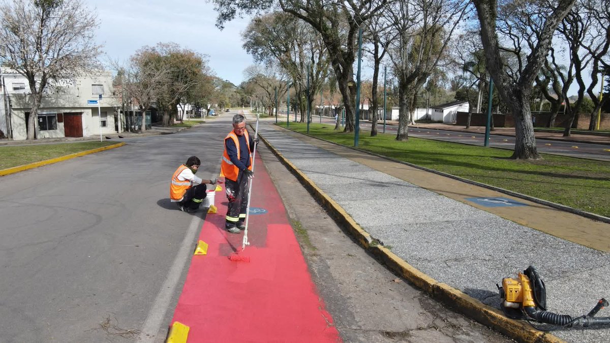 comuna33's tweet image. Cuadrillas del Gobierno de Treinta y Tres trabajan en distintos puntos de la ciudad y periferia.
.-En La Calera, estabilización de calles previo a la bituminizacion.
.-Barrio Goyenola veredas y cordones.
.-Barrio M. Isabel, poda de árboles.
._Av. Brasil, pintado de la ciclovía.
