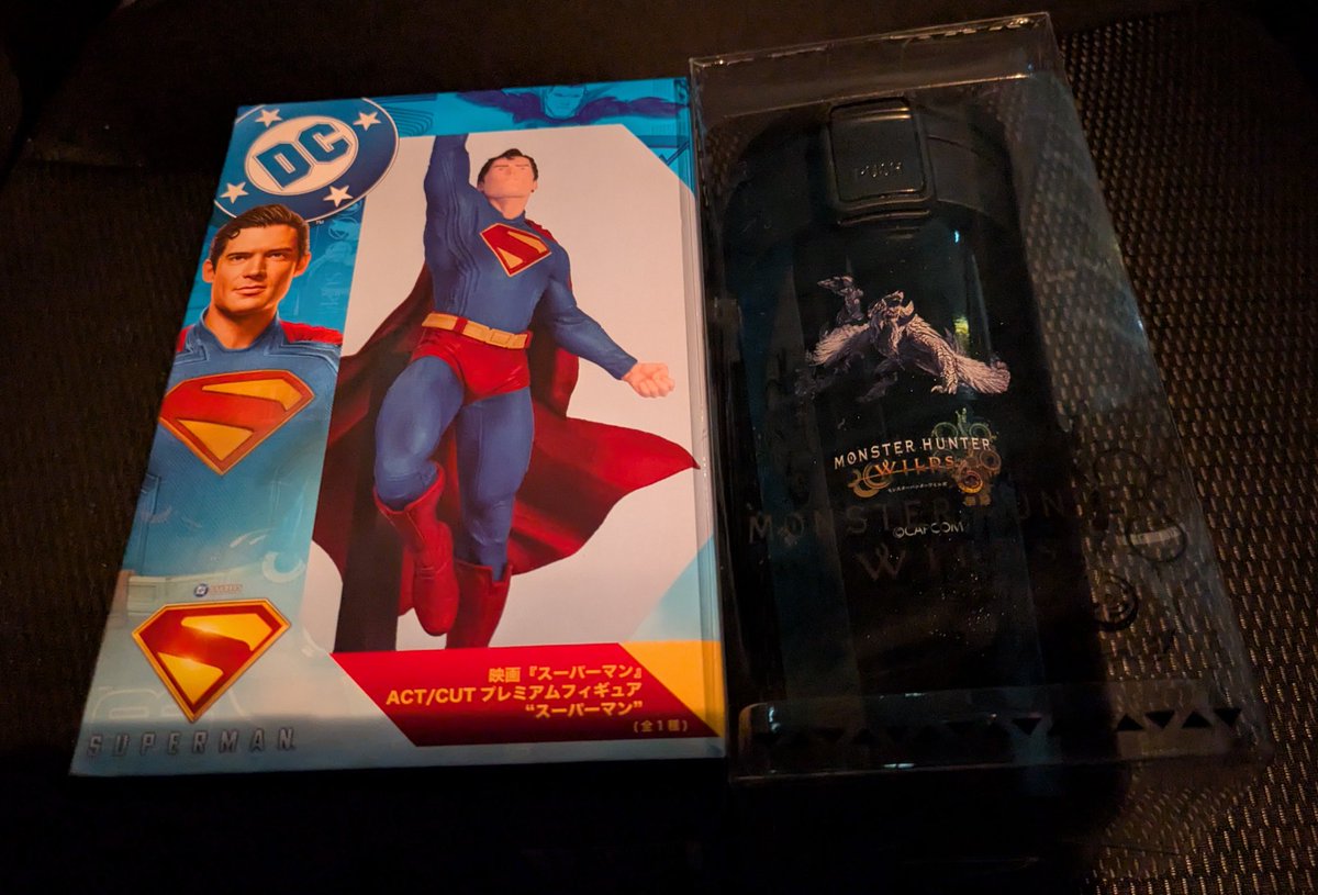 スーパーマンのフィギュアとモンハンワイルズのタンブラーゲット！