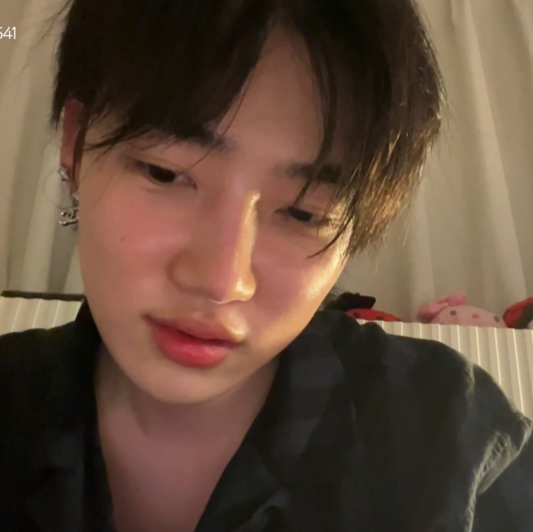 하씨 침대 헤드 까져서 나라 잃은 표정