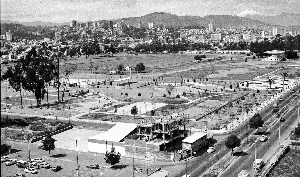 Hermosa panorámica del parque La Carolina, de fondo el majestuoso #VolcánCotopaxi. Circa 1980

#QuitoDeAntaño #Quito #QuitoEterno