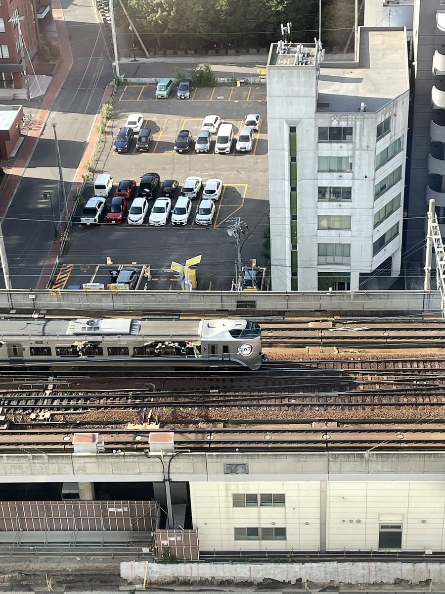 ふと窓の外を眺めてると鬼滅列車