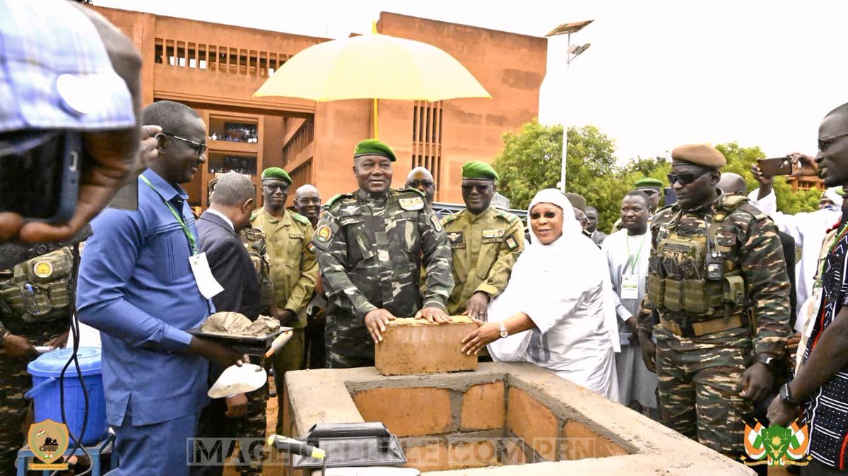 rafaelmgrossi's tweet image. Today marks a major step in advancing cancer care in Niger 🇳🇪, with the foundation stone laid for a new PET-CT medical imaging facility at Hôpital Général de Référence by the @PresidenceNiger. Proud to see @IAEAorg’s #RaysOfHope making an impact following my visit in March.