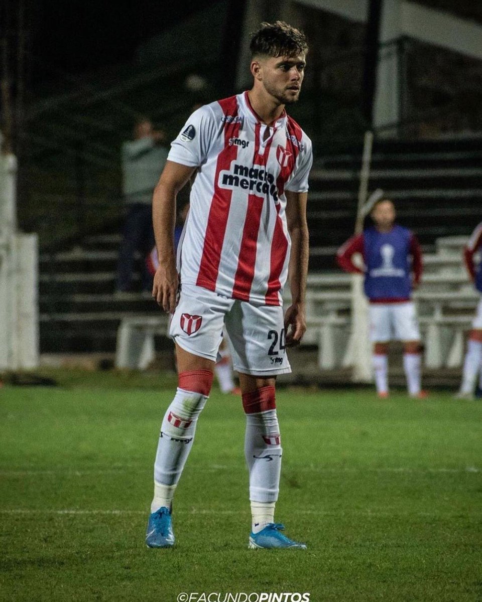 Desde su entorno entienden que River apuró la confirmación del jugador, pero en el club alegan que hubo mala fe de un exdirigente que acercó al jugador.

El exdirectivo (que no representa al jugador), criticó la intromisión del gerente del club en la negociación.