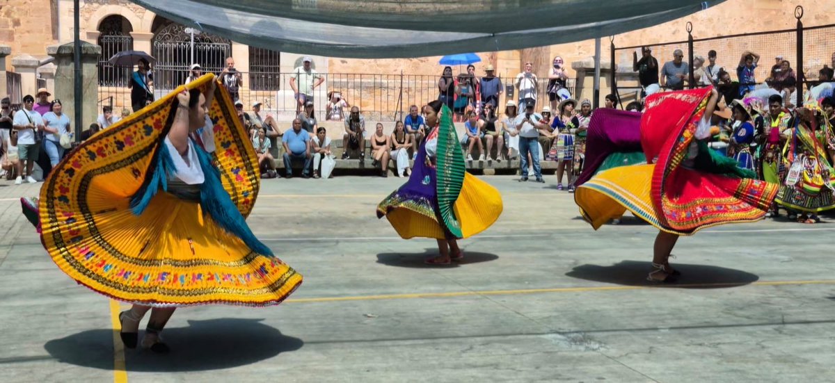 OCSoriaradio's tweet image. 🎩👒 El Royo recuerda la historia de sus antepasados, a través de sus VIII Jornadas de los #Indianos y la #Migración

Reflexionamos sobre su influencia en la arquitectura, tradición y carácter delos pueblos de la Vega del Cintora🥂

⬇️
ondacerosoria.es/PodcastSoria?c…