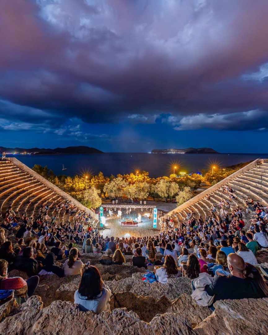 Ekim ayı Kaş’ta tiyatro zamanı🍁

Helenistik Çağ yapıtı olduğu düşünülen, Akropolis tepesinin güney eteğinden denize bakan “Antiphellos Antik Tiyatrosu”; bu yıl 17-19 Ekim tarihleri arasında dördüncü kez Kaş Tiyatro Günleri’ne ev sahipliği yapmaya hazırlanıyor. #SahneHeryerde