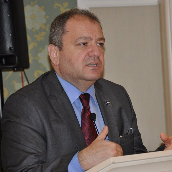 Cem Toker: "Çocuğunuzu eğitiyor zannettiğiniz öğretmen, öğretmen olmayabilir.  

Yakınınıza damar yolu açmaya çalışan hemşire, ortaokul mezunu sahtekar olabilir.

Tatile giderken bindiğiniz otobüsün şoförünün ehliyeti sahte olabilir.

Böyle olmasını sandıkta siz istediniz! Böyle