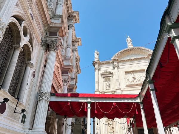 📌 Oggi, #16agosto, Venezia celebra la Festa di San Rocco, protettore contro la peste e compatrono della città dal 1576, anno in cui la Repubblica lo invocò durante la terribile epidemia.

🔸 Fin dal tempo della Serenissima, il Doge partecipava personalmente alla ricorrenza,