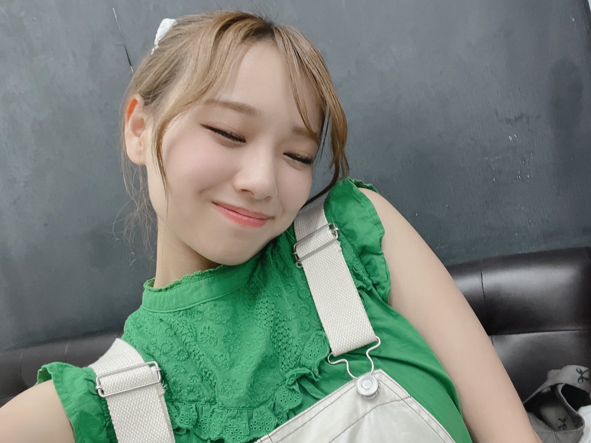 夏私服ソフマップありがとうございました☀️🍉
みどりちゃんオーバーオールでした😺
実は2年前の生誕でこの組み合わせ使いました！再来です😘

オンラインチェキもいい感じに撮れたよ📸👍

次のライブは9日浅草‼️
この日から4周年ライブの手売りチケット販売開始です🤗　#wqwq