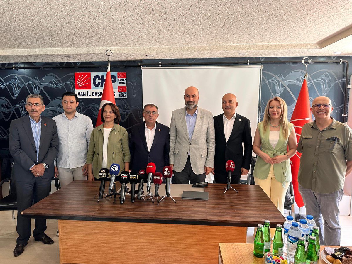 📍Van’dayız.

Milletvekillerimiz Fethi Açıkel, Aliye Timisi Ersever, Enis Berberoğlu ile birlikte saha çalışmalarımız kapsamında Van İl Başkanımız Seracettin Bedirhanoğlu ve örgütümüz ile bir araya gelerek basın toplantısı gerçekleştirdik.