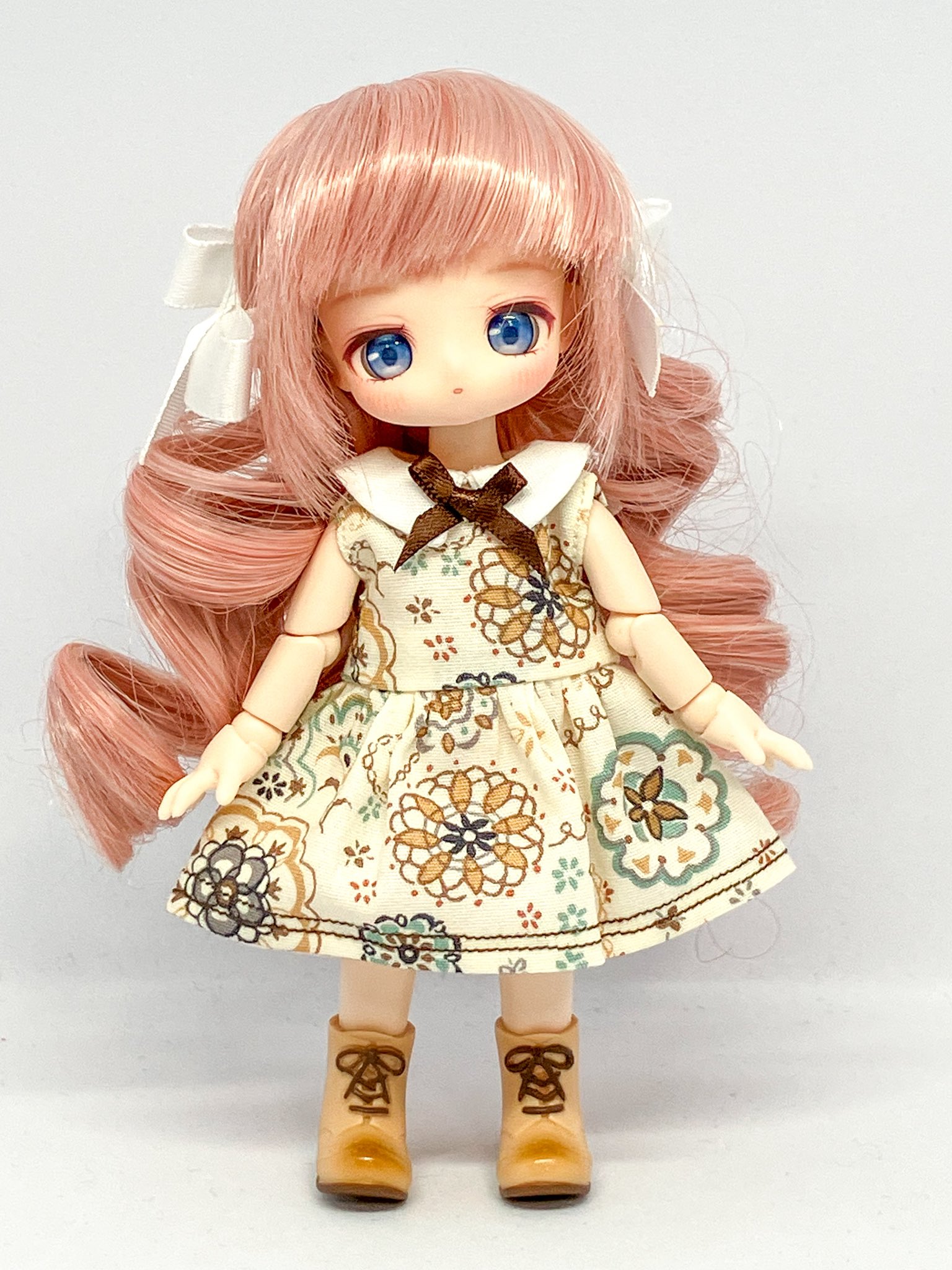 レース衣装の美しいドール 茶色の髪 ☆デコカワ☆前髪付きフロントレース☆ゆるふわカールレイヤー