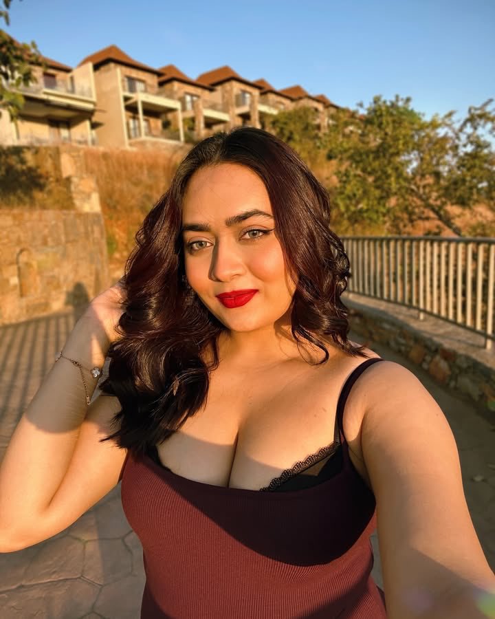 வெறும் சுவாசம் கூட
பிணைக்கும்
காதலில் தடைகள் இல்ல..❤️‍🔥