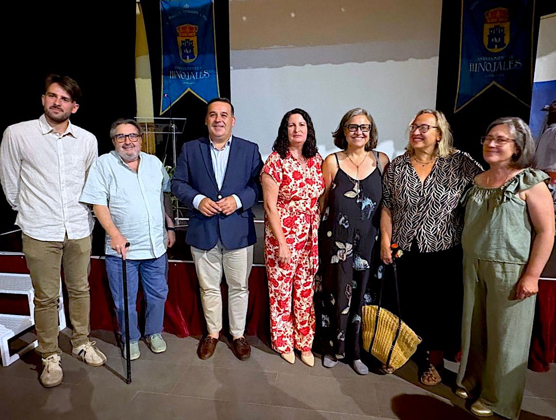 🌿✨ La @UniversidadHuelva presenta en Hinojales la Ruta de la Paz 🕊️ y el documental “El sonido de la paz” 🎬, que rescatan memoria histórica 📜 y hospitalidad rural 🏡 en la Sierra de Huelva ⛰️. Un compromiso con el desarrollo local 🌍 y el turismo sostenible ♻️. #RutaDeLaPaz