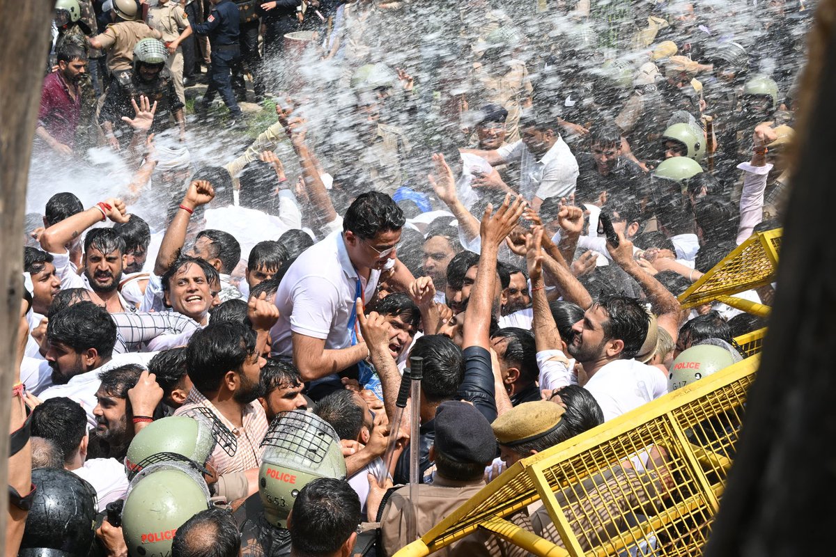 Dr. Vipin Yadav (@vipininc) on Twitter photo छात्र-वचन नहीं तूने माना,
युवाओं का मूल्य न पहचाना,
तो ले, मैं भी अब जाता हूँ,
अन्तिम संकल्प सुनाता हूँ।
याचना नहीं, अब रण होगा,
संघर्ष बड़ा ही भीषण होगा।
<a href="/SachinPilot/">Sachin Pilot</a> छात्र-वचन नहीं तूने माना,
युवाओं का मूल्य न पहचाना,
तो ले, मैं भी अब जाता हूँ,
अन्तिम संकल्प सुनाता हूँ।
याचना नहीं, अब रण होगा,
संघर्ष बड़ा ही भीषण होगा।
<a href="/SachinPilot/">Sachin Pilot</a>