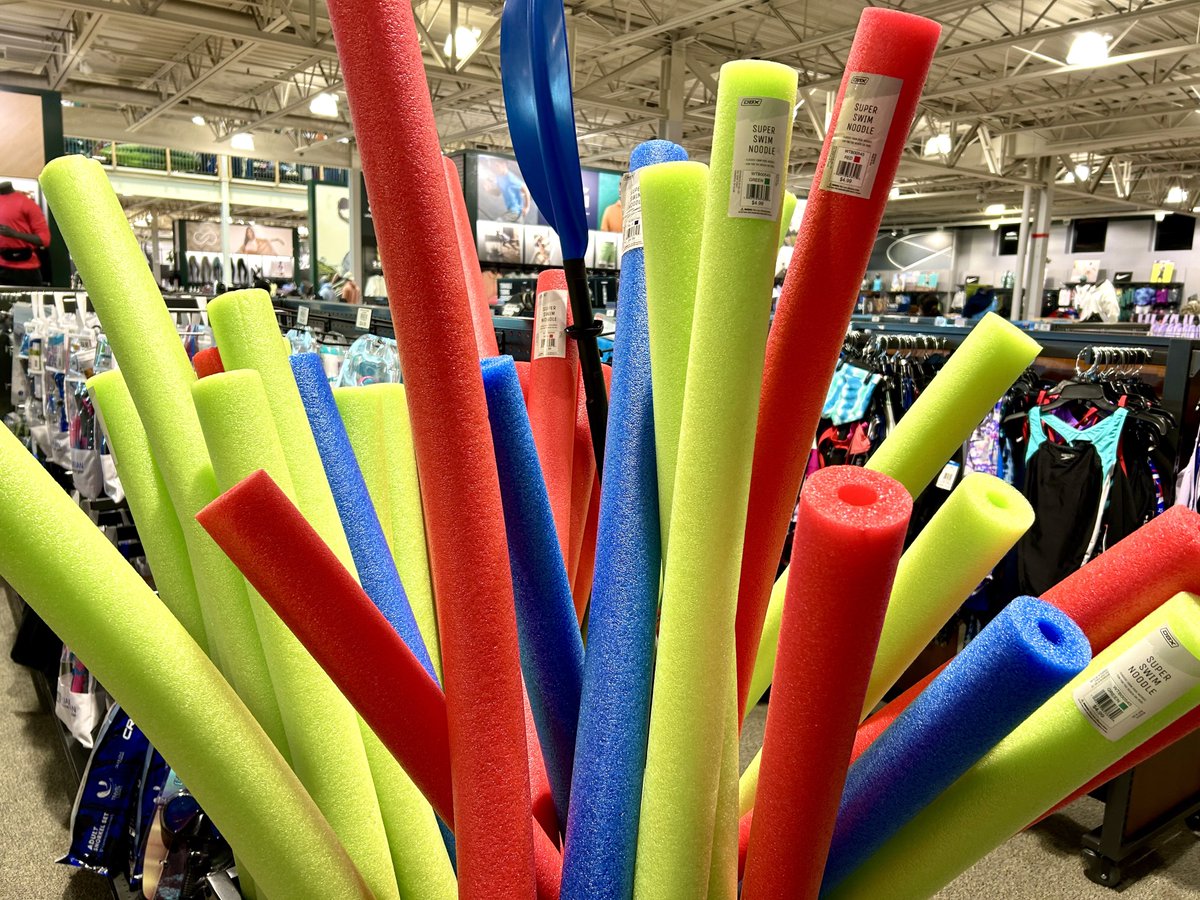 これは"Pool noodles"と呼ばれるアメリカでは一般的な細長い浮き輪なんですが、見る度にプールで"Floats are not allowed. Noodles are allowed"(浮き輪禁止、ヌードルOK)という注意書きを読んで「ん？飲食OKってこと??泳いだ後のカップヌードルって美味いよね」とか思ってた渡米1年目を思い出します😇