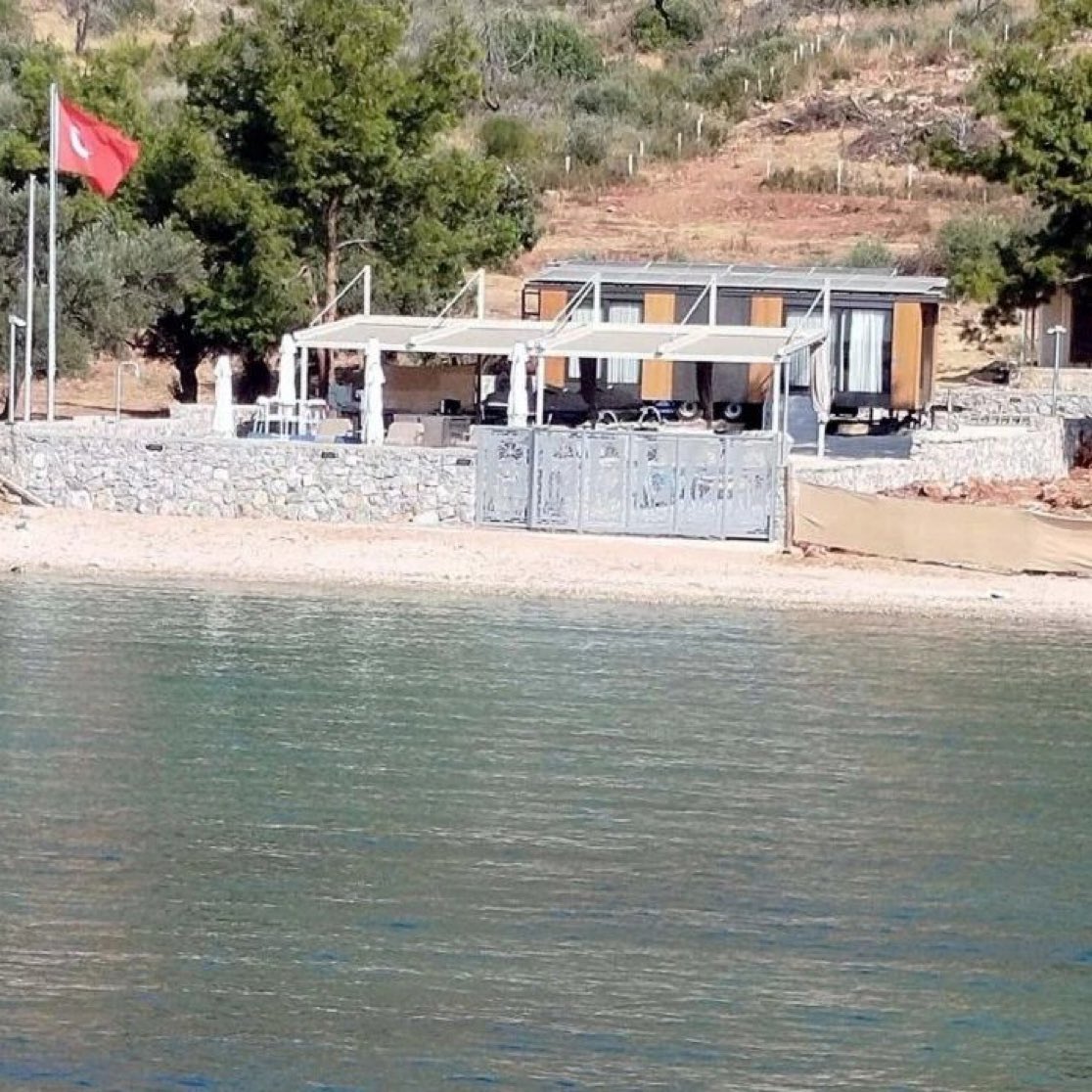 Muğla'da bir şahıs, taş duvarla çevirdiği plaja prefabrik yapı yerleştirerek halkın kullanımına kapattı. Olayla ilgili inceleme başlatıldı.