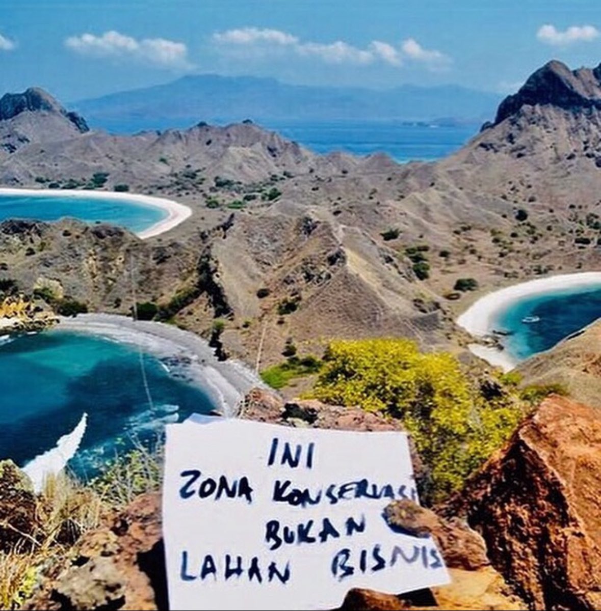 KawanBaikKomodo's tweet photo. Pulau Padar adalah ruang hidup Komodo sekaligus salah satu aset utama pariwisata alam Indonesia. Investasi untuk sarana dan layanan bagi para turis penting, tapi membangun pusat bisnis dengan 448 villa di Pulau Padar adalah sebuah kerakusan yang sudah keterlaluan. #SavePadar #SaveKomodoNationalPark